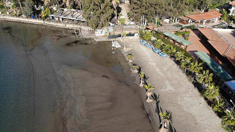 Ula ilçesindeki Akyaka sahilinde deniz suyu kıyıdan yaklaşık 20 metre çekildi