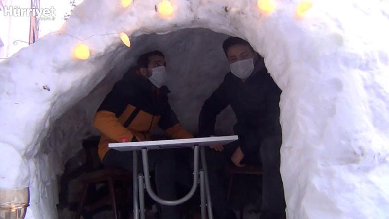 Kardan Eskimo evi yapıp içinde kahve içtiler