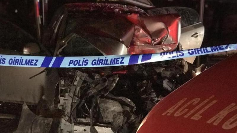 Bursa'da kontrolden çıkan otomobil önce otobüse çarptı sonra durağa daldı: Ölü ve yaralılar var