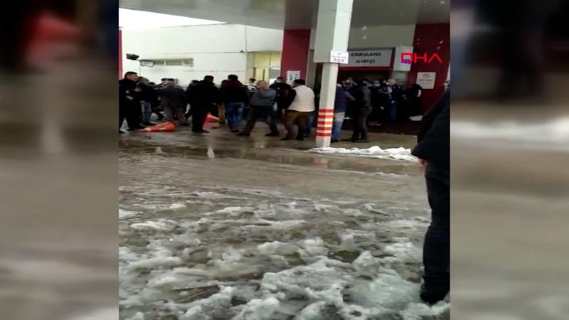 Bursa'da hasta yakınlarının hastane bahçesinde güvenlik görevlilerine saldırı anı kamerada