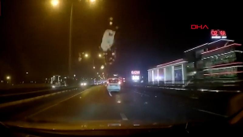 Önündeki otomobilin tavanından kopup fırlayan buz kütlesi aracının ön camına düştü