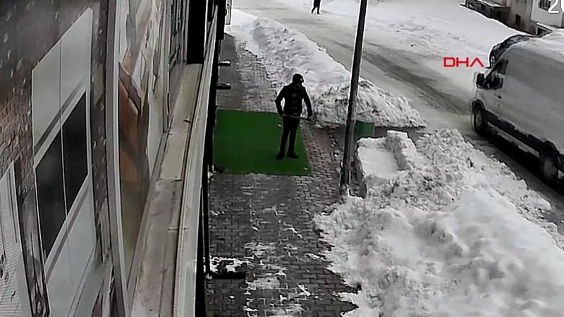Muş'ta iş yerinin önünü temizlerken ölümden kıl payı kurtuldu
