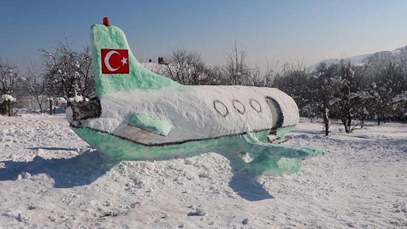 Bahçesinde 5 metre uzunluğunda kardan uçak yaptı