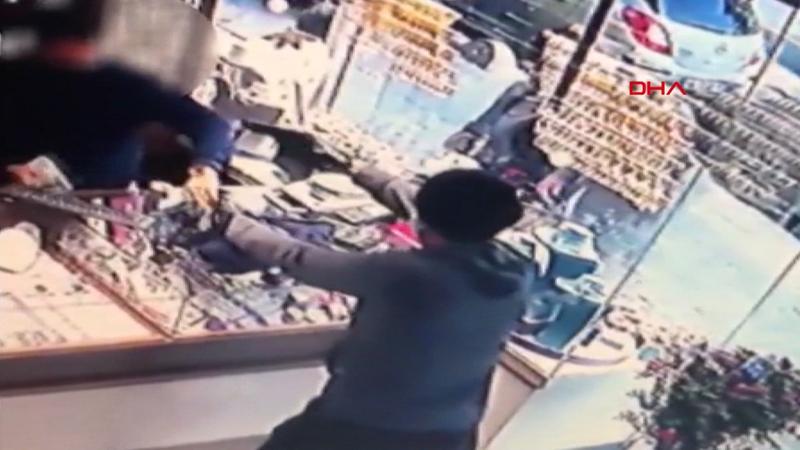 Çekmeköy'de kuyumcudaki silahlı gasp saniye saniye kameralara yansıdı