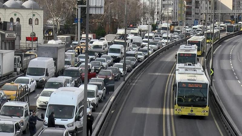 Avcılar'da kısıtlamaya rağmen yoğun trafik