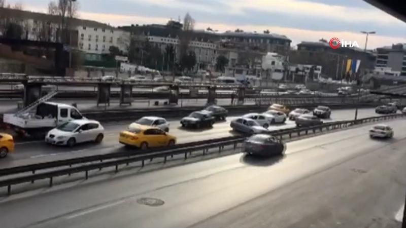 Yol çalışmasından kaçmak için ters şeride giren sürücüler trafiği kilitledi