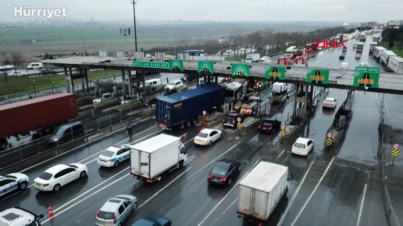 Esenyurt'ta gişelerde TIR ile midibüs kazaya karıştı