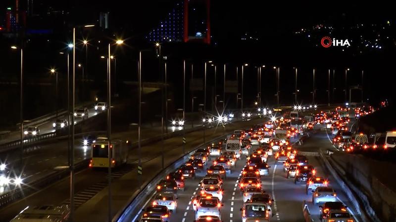 İstanbul'da sokağa çıkma kısıtlaması sona erdi, yollarda hareketlilik başladı