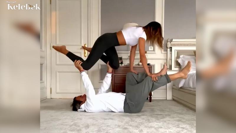 Zeynep Tokuş, eşi Yılmaz Aslantürk ile yoga öncesi ısınma hareketleri