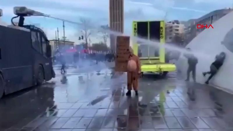 Hollanda'da koronavirüs kısıtlamaları halkı sokağa döktü