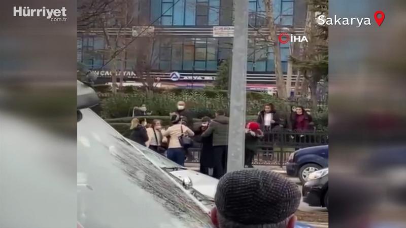 Kadınlar kavga etti, erkekler ayırmaya çalıştı!