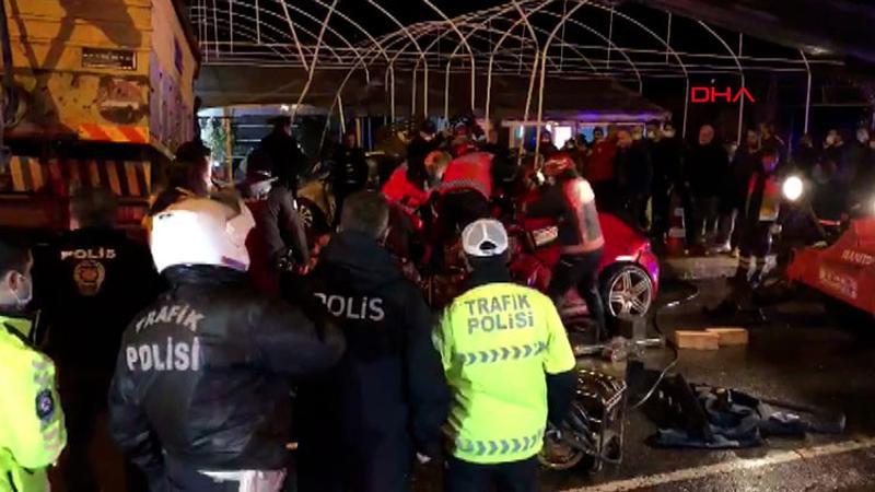 Freni patlayan kamyon 2 aracın üzerine devrildi
