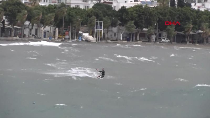 Dev dalgaların arasında kitesurf yaptı