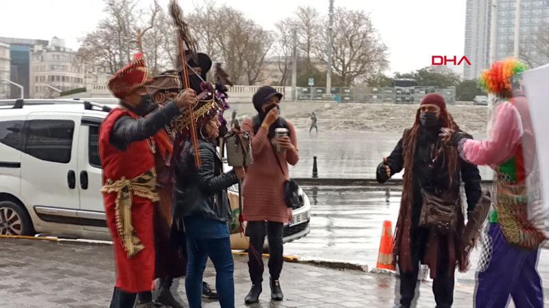 Taksim'de turistlerle selfie çekilip para isteyen kostümlü 5 kişiye işlem