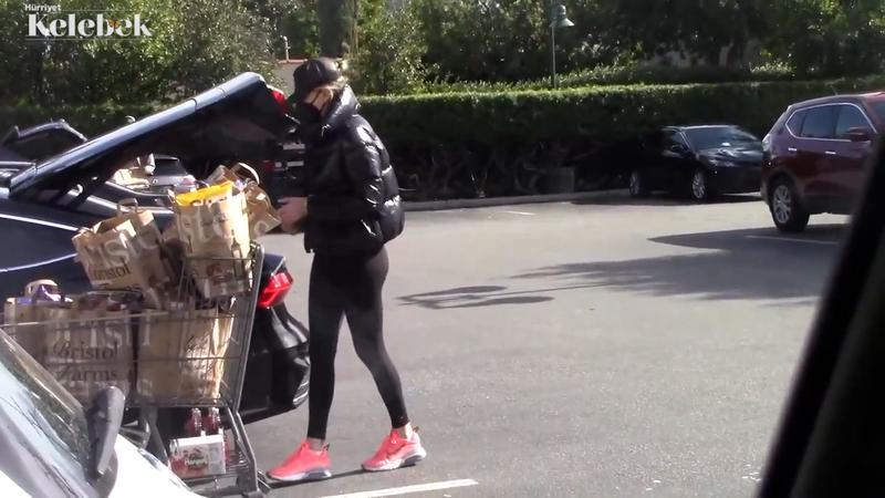 Charlize Theron evinde yiyecek stoğu yapıyor