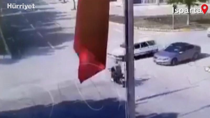 Polis memurunun ağır yaralandığı feci kaza kamerada