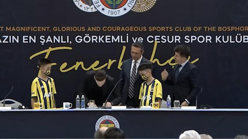 Mesut Özil kendisini Fenerbahçe'ye bağlayan imzayı attı!