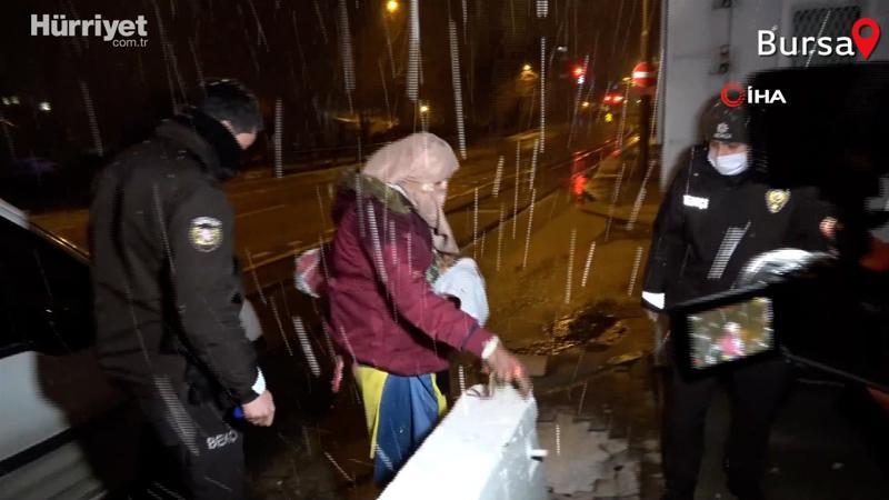 Sokakta donmak üzere olan evsiz kadını polis kurtardı