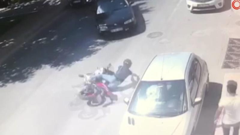 Beyoğlu’nda motosikletlinin metrelerce sürüklendiği kaza kamerada
