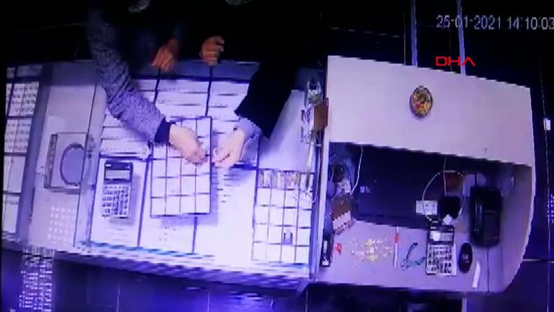 Kuyumcudan 'el çabukluğu' ile hırsızlık kameraya yansıdı