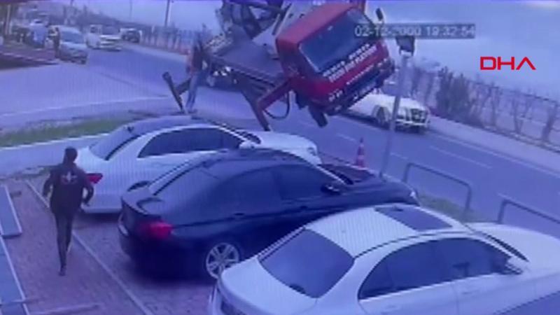 Bakırköy'de vinç devrildi, sepetteki işçiler ölümden döndü