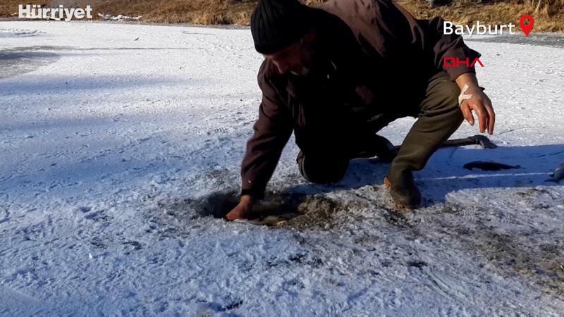 Buz tutan Çoruh Nehri'nde 'Eskimo' usulü balık avlıyorlar