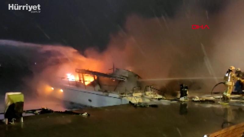 Bebek Sahili'nde demirli 2 tekne alev alev yanıyor