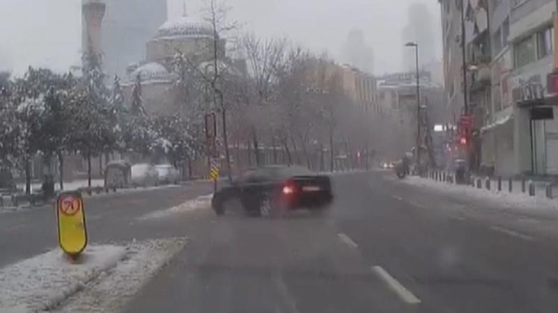 Şişli'de hatalı yerden döndü; buzlu yolda drift attı