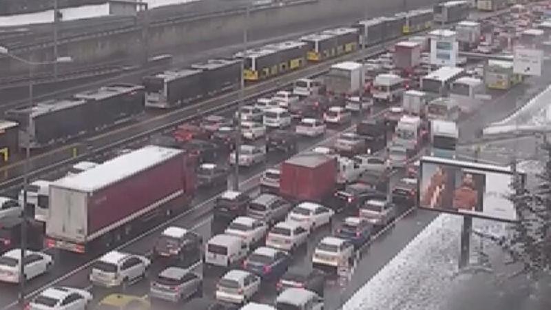 D-100’de yoğun trafik! Bazı noktalarda trafik tamamen durdu