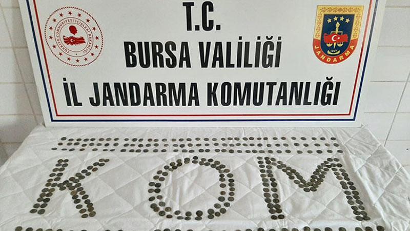 Tarihi sikkeleri jandarmaya satarken yakalandılar