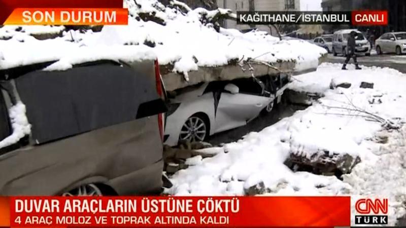 Kağıthane'de duvar araçların üzerine çöktü