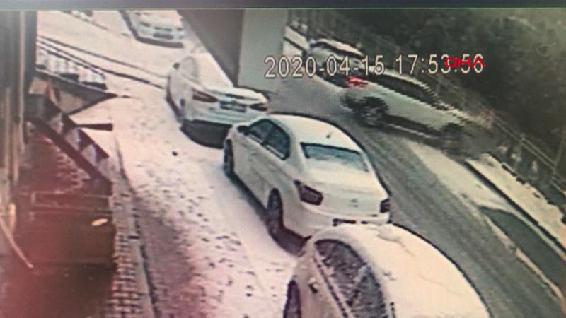 Karlı yolda cip kayarak parka girdi! O anlar kamerada