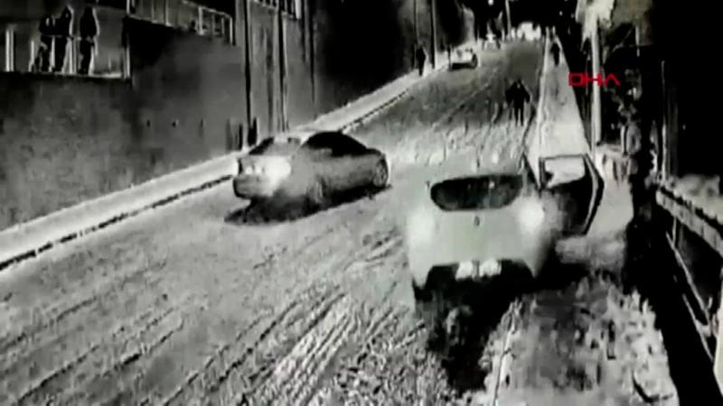 3 yaşında bir çocuğun olduğu otomobil rampada kaydı, felaketin eşiğinden dönüldü