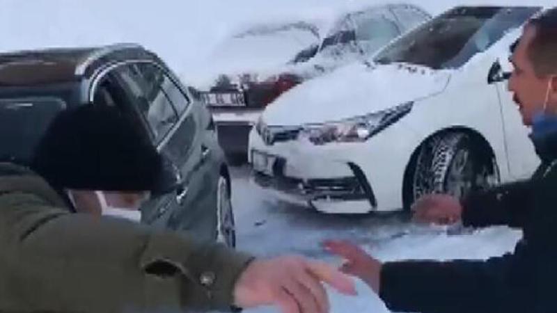 Buzlu yolda yarım saatte 1'i otobüs 3 araç kaza yaptı; O anlar kamerada