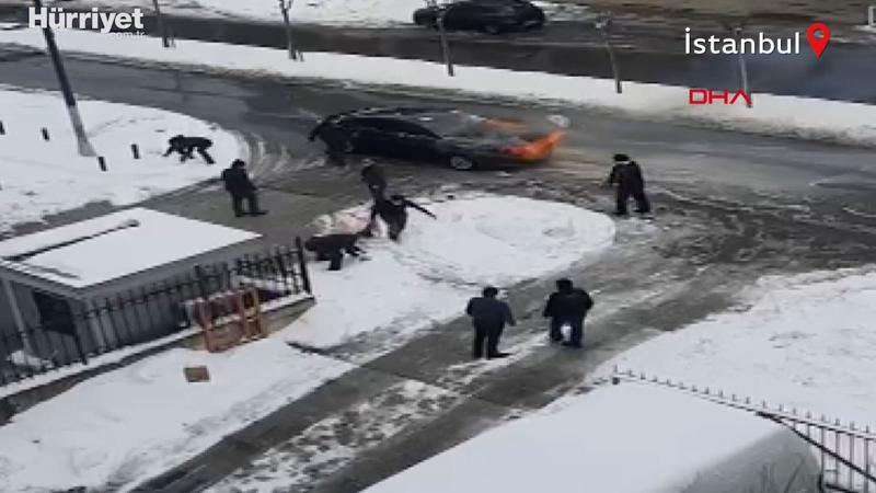 Ümraniye'de yanan otomobili kartopu atarak söndürmeye çalıştılar