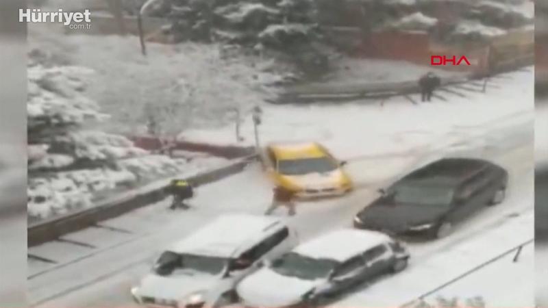 Üsküdar'da buzlanan sokağın savaş alanına döndüğü anlar: 2 yaralı