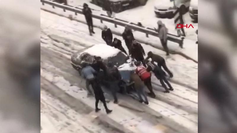 11 kişi kayan otomobili böyle durdurmaya çalıştı