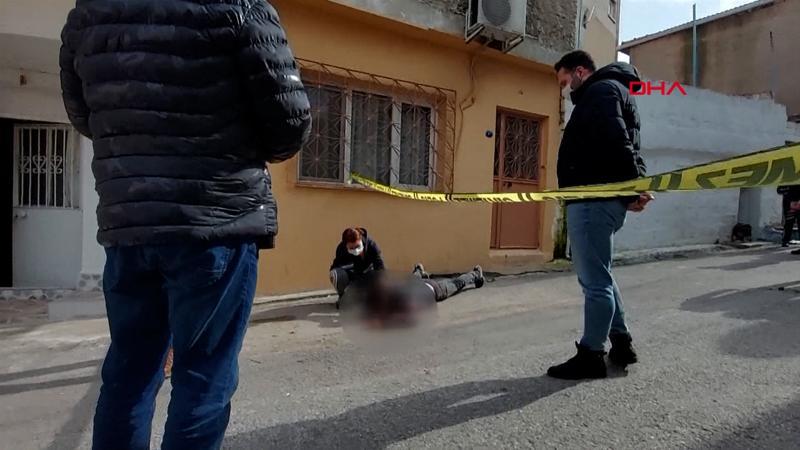 Annesini evde boğazı kesik halde bulduğunu söyleyen genç, adliyeye sevk edildi