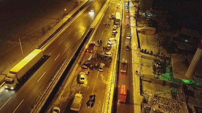 Buzlanan yolda 15 araç birbirine girdi: Yaralılar var