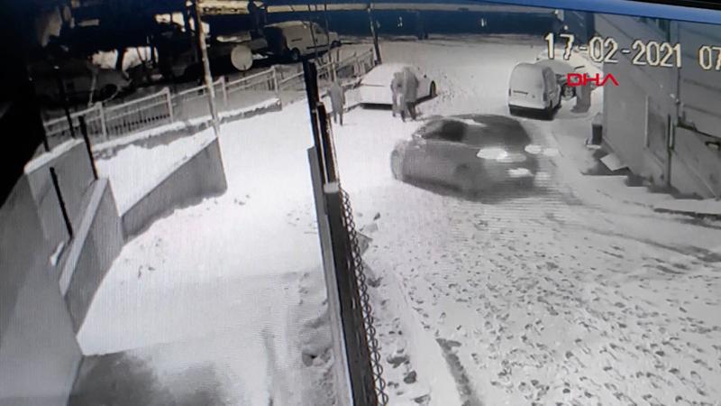 Kağıthane’de kayan otomobilin altında kalmaktan son anda kurtuldular