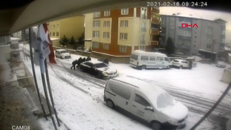 Park halindeyken kayan otomobili böyle durdurmaya çalıştılar