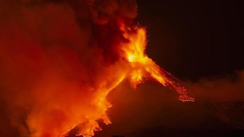 İtalya'daki Etna Yanardağı bir kez daha faaliyete geçti