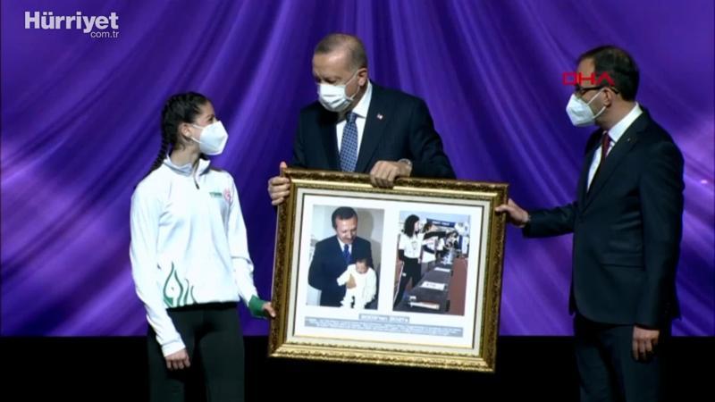 Cumhurbaşkanı Erdoğan, Milli Sporcu Bursu Tanıtım Toplantısı'nda konuştu.