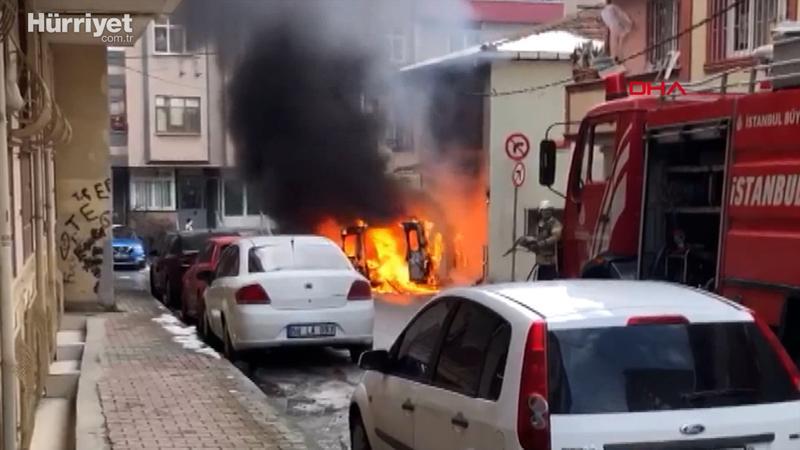 Kağıthane'de alev alan araç doğal gaz kutusuna çarptı; faciadan dönüldü