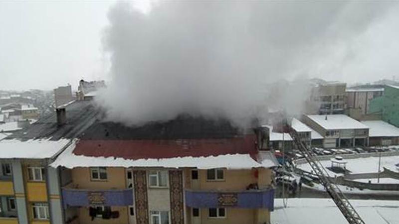 Binanın çatısında çıkan yangın hasara neden oldu