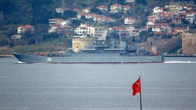 Rus savaş gemisi Çanakkale Boğazı'ndan geçti