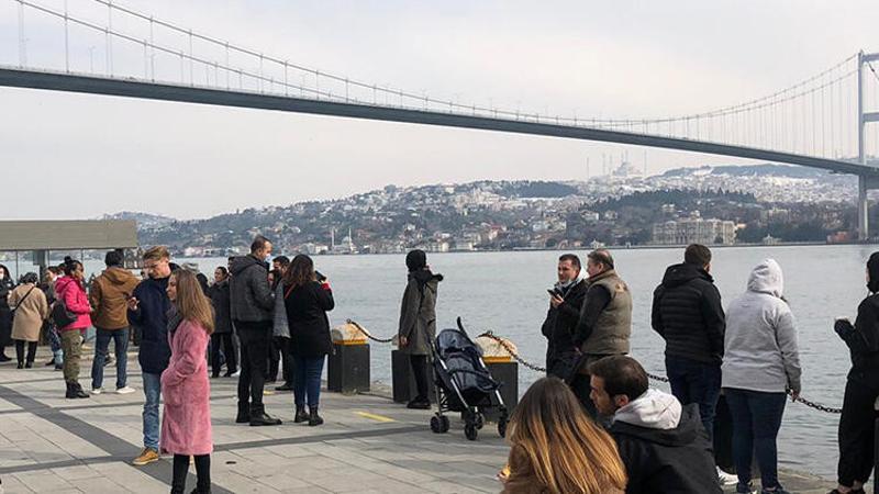 Kısıtlama gününde Ortaköy Sahili'nde dikkat çeken kalabalık