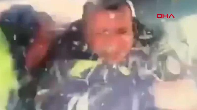 TIR'ın devriye polisine çarptığı feci kaza kamerada