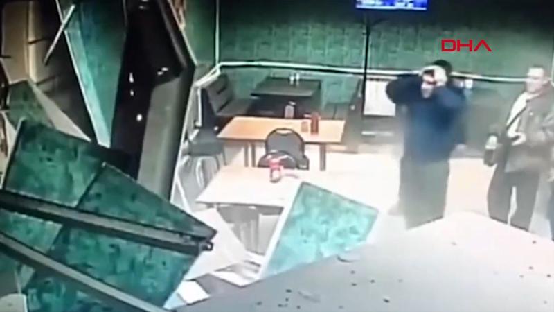 El frenini çekmeyi unuttuğu kamyon kafeye girdi! O anlar kamerada