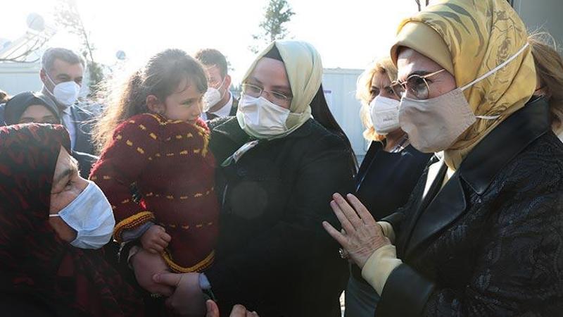 Cumhurbaşkanı Erdoğan'ın eşi Emine Erdoğan, depremzedeleri ziyaret etti